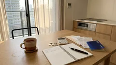 70代「ふたり暮らし」の安心ラインはどこ？貯蓄の平均・中央値と年金、家計収支で考える備え方